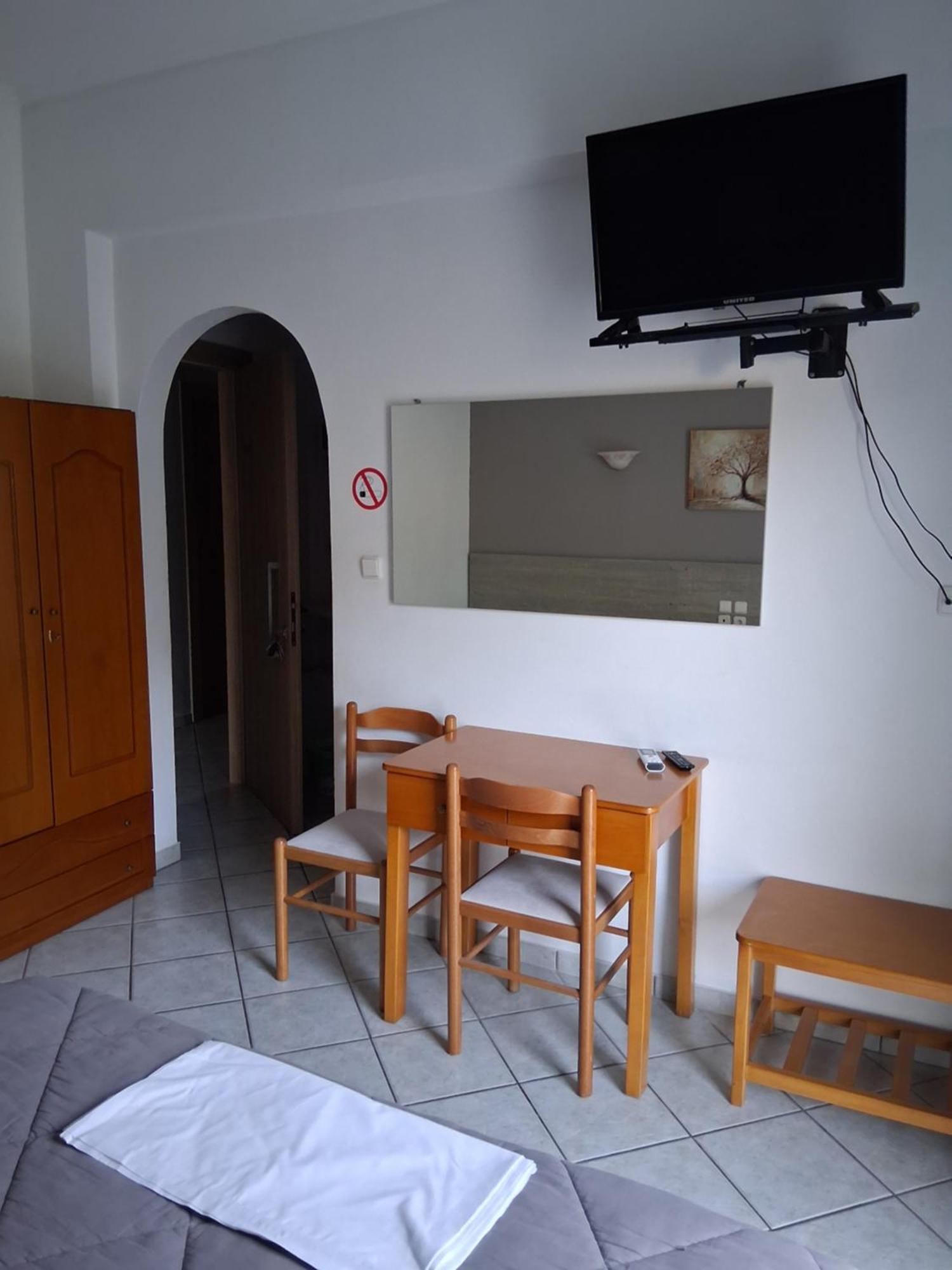 Alexandros Kamena Vourla Quarto foto